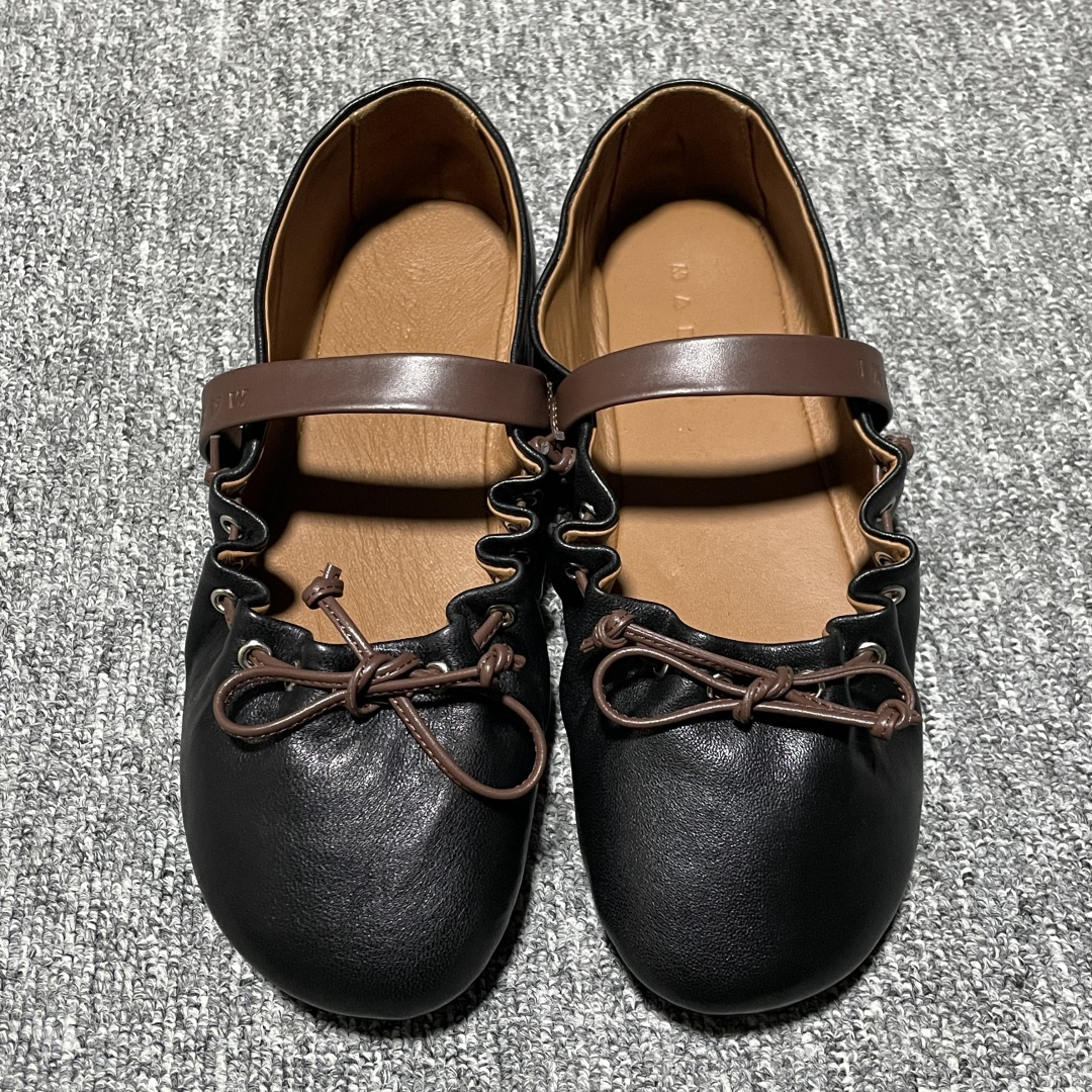 MARNI 玛尼26Fw 褶皱蝴蝶结芭蕾舞鞋平底玛丽珍单鞋 圆头轮廓、撞色鞋面、棕色蝴蝶结与鞋口绑带，整