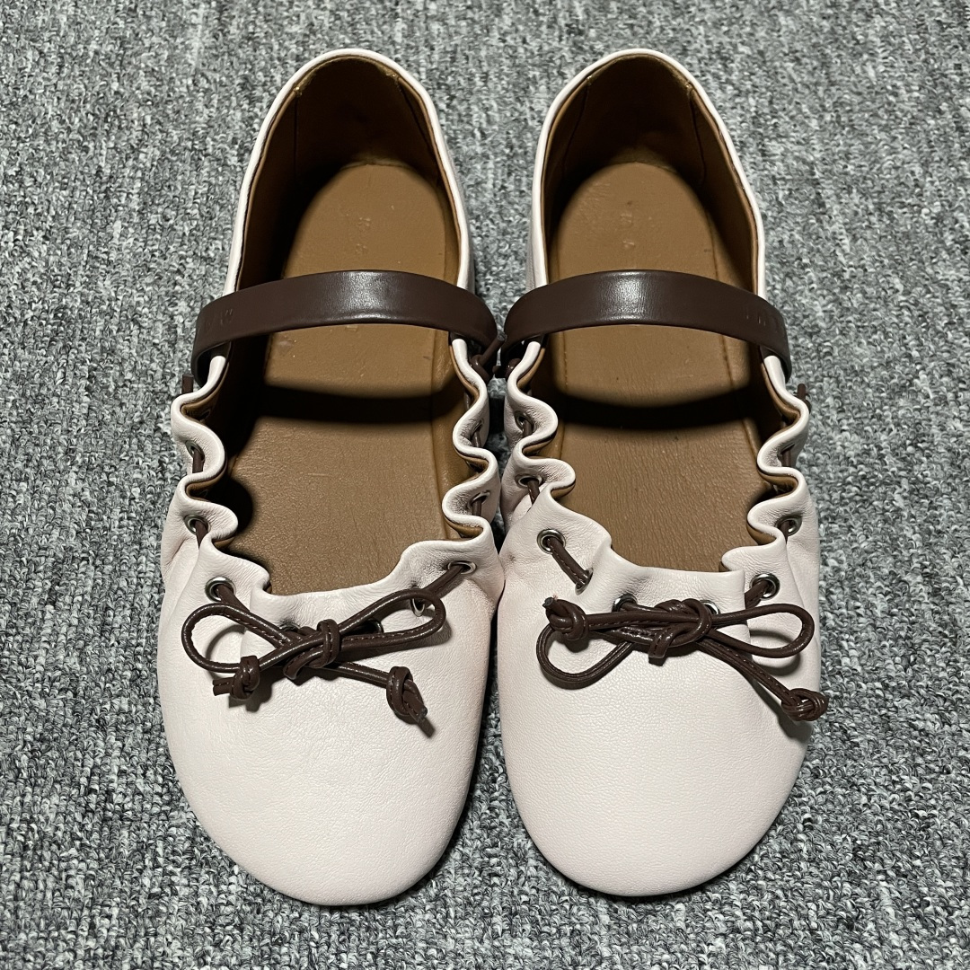 MARNI 玛尼26Fw 褶皱蝴蝶结芭蕾舞鞋平底玛丽珍单鞋 圆头轮廓、撞色鞋面、棕色蝴蝶结与鞋口绑带，整