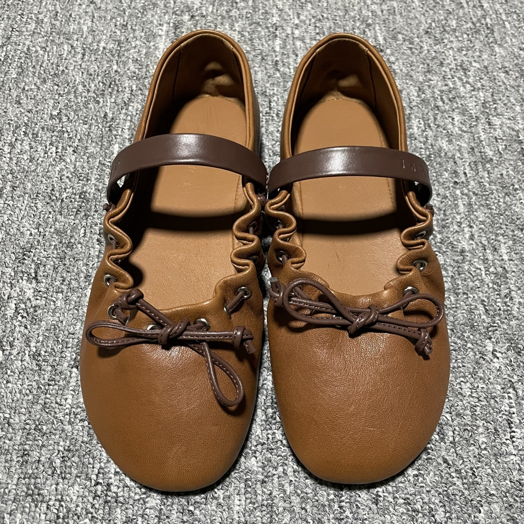 MARNI 玛尼26Fw 褶皱蝴蝶结芭蕾舞鞋平底玛丽珍单鞋 圆头轮廓、撞色鞋面、棕色蝴蝶结与鞋口绑带，整