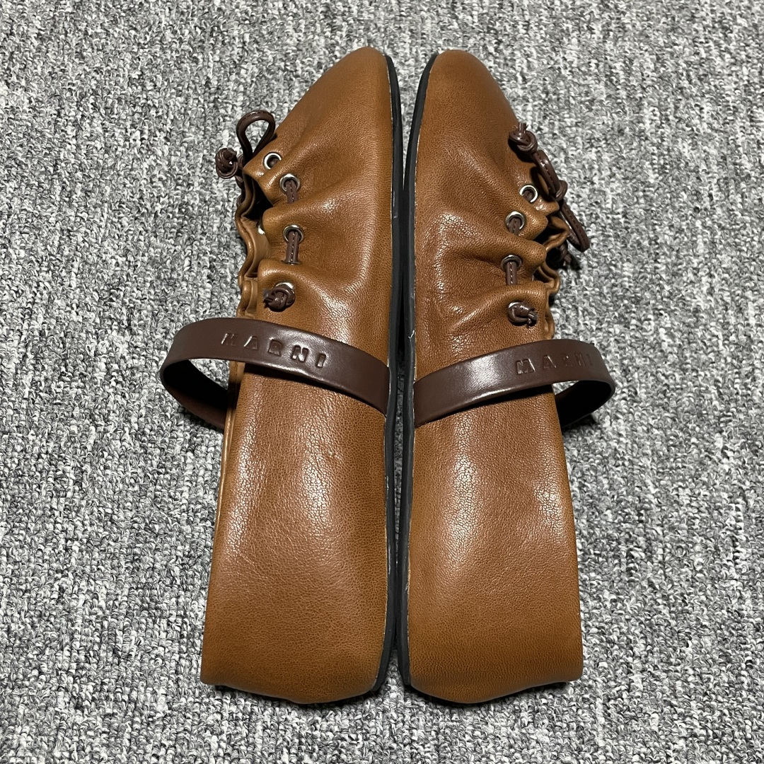 MARNI 玛尼26Fw 褶皱蝴蝶结芭蕾舞鞋平底玛丽珍单鞋 圆头轮廓、撞色鞋面、棕色蝴蝶结与鞋口绑带，整