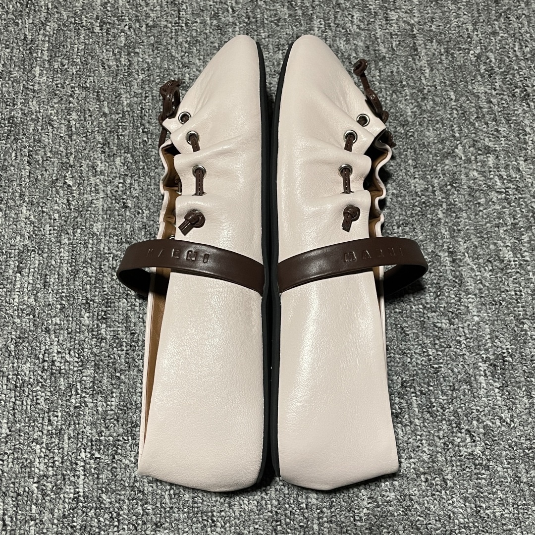 MARNI 玛尼26Fw 褶皱蝴蝶结芭蕾舞鞋平底玛丽珍单鞋 圆头轮廓、撞色鞋面、棕色蝴蝶结与鞋口绑带，整