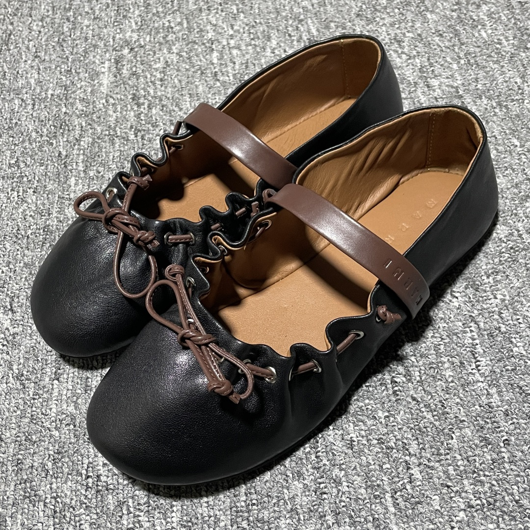 MARNI 玛尼26Fw 褶皱蝴蝶结芭蕾舞鞋平底玛丽珍单鞋 圆头轮廓、撞色鞋面、棕色蝴蝶结与鞋口绑带，整