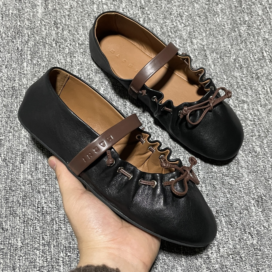 MARNI 玛尼26Fw 褶皱蝴蝶结芭蕾舞鞋平底玛丽珍单鞋 圆头轮廓、撞色鞋面、棕色蝴蝶结与鞋口绑带，整