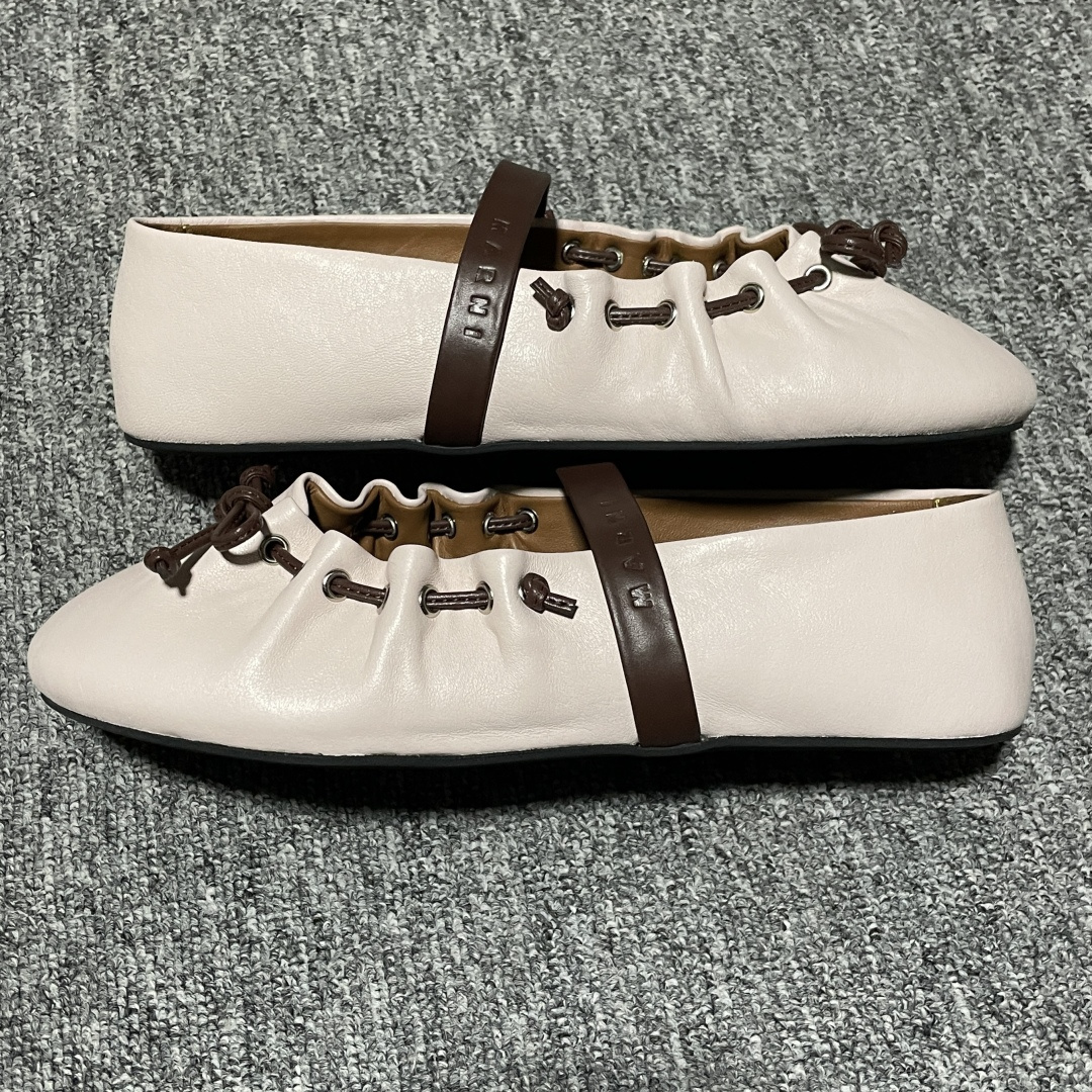 MARNI 玛尼26Fw 褶皱蝴蝶结芭蕾舞鞋平底玛丽珍单鞋 圆头轮廓、撞色鞋面、棕色蝴蝶结与鞋口绑带，整