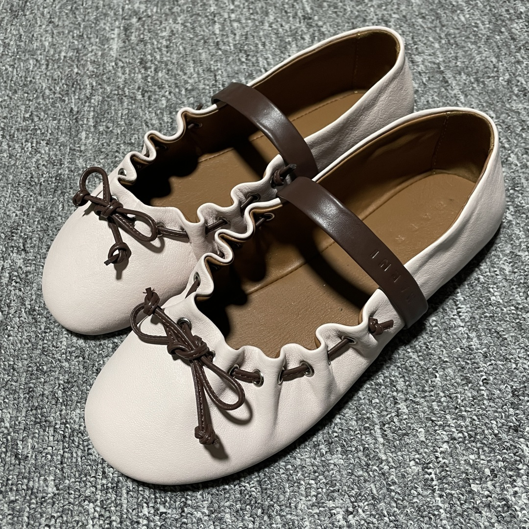 MARNI 玛尼26Fw 褶皱蝴蝶结芭蕾舞鞋平底玛丽珍单鞋 圆头轮廓、撞色鞋面、棕色蝴蝶结与鞋口绑带，整