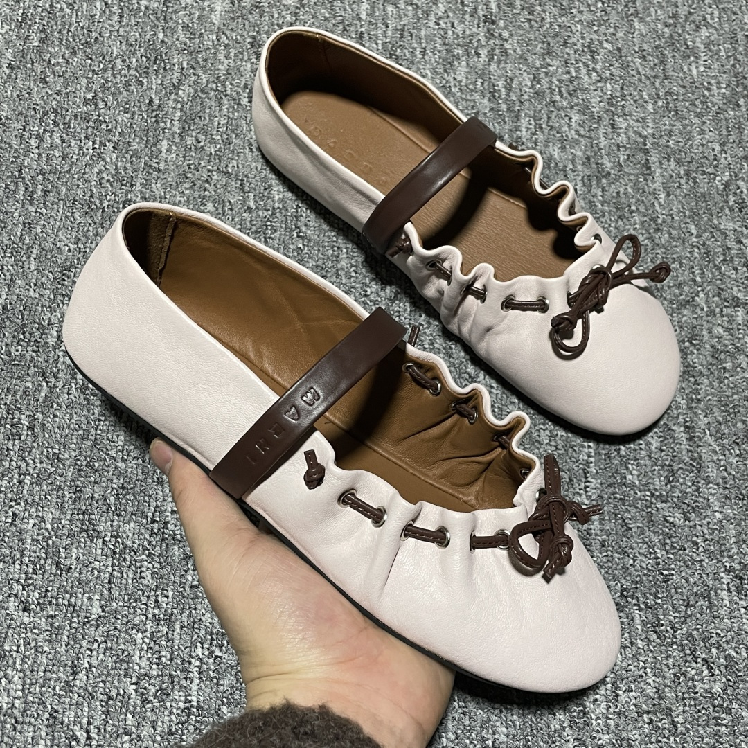MARNI 玛尼26Fw 褶皱蝴蝶结芭蕾舞鞋平底玛丽珍单鞋 圆头轮廓、撞色鞋面、棕色蝴蝶结与鞋口绑带，整