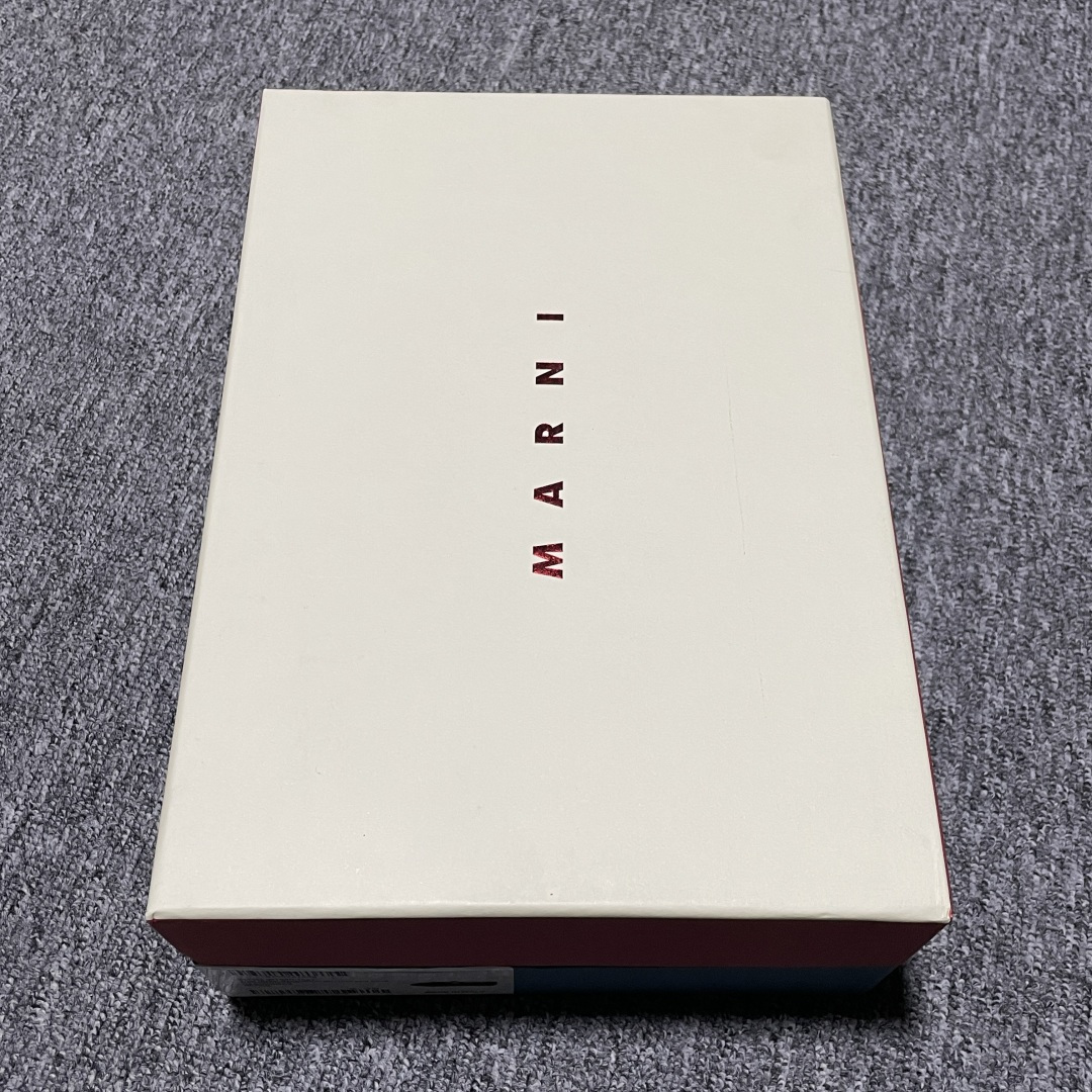 MARNI 玛尼26Fw 褶皱蝴蝶结芭蕾舞鞋平底玛丽珍单鞋 圆头轮廓、撞色鞋面、棕色蝴蝶结与鞋口绑带，整
