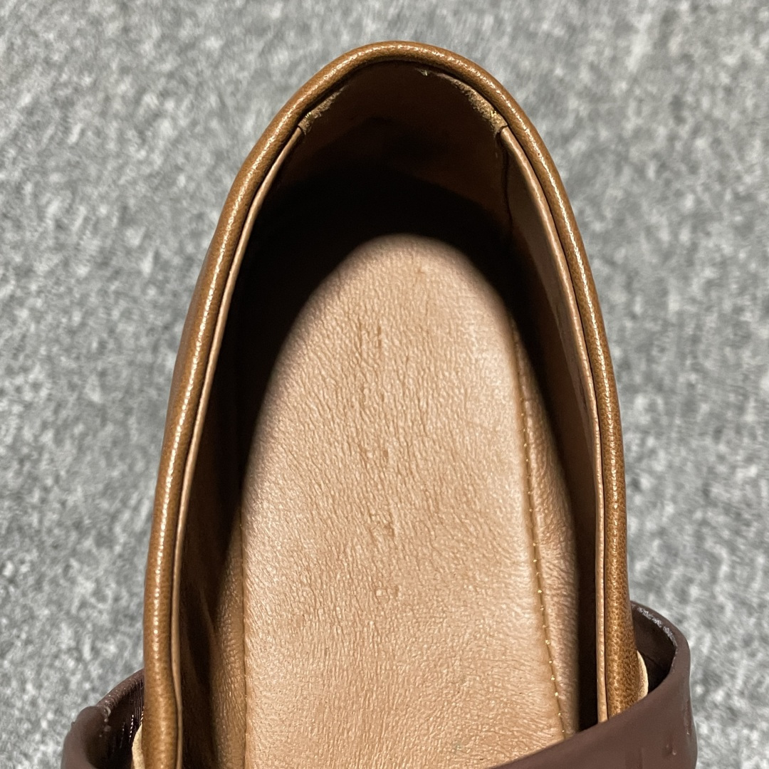 MARNI 玛尼26Fw 褶皱蝴蝶结芭蕾舞鞋平底玛丽珍单鞋 圆头轮廓、撞色鞋面、棕色蝴蝶结与鞋口绑带，整