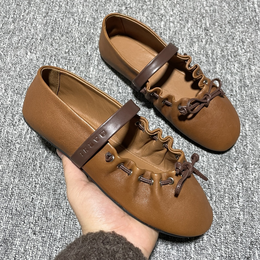 MARNI 玛尼26Fw 褶皱蝴蝶结芭蕾舞鞋平底玛丽珍单鞋 圆头轮廓、撞色鞋面、棕色蝴蝶结与鞋口绑带，整