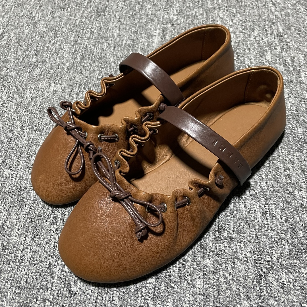 MARNI 玛尼26Fw 褶皱蝴蝶结芭蕾舞鞋平底玛丽珍单鞋 圆头轮廓、撞色鞋面、棕色蝴蝶结与鞋口绑带，整