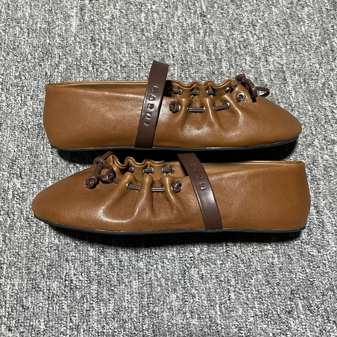 MARNI 玛尼26Fw 褶皱蝴蝶结芭蕾舞鞋平底玛丽珍单鞋 圆头轮廓、撞色鞋面、棕色蝴蝶结与鞋口绑带，整