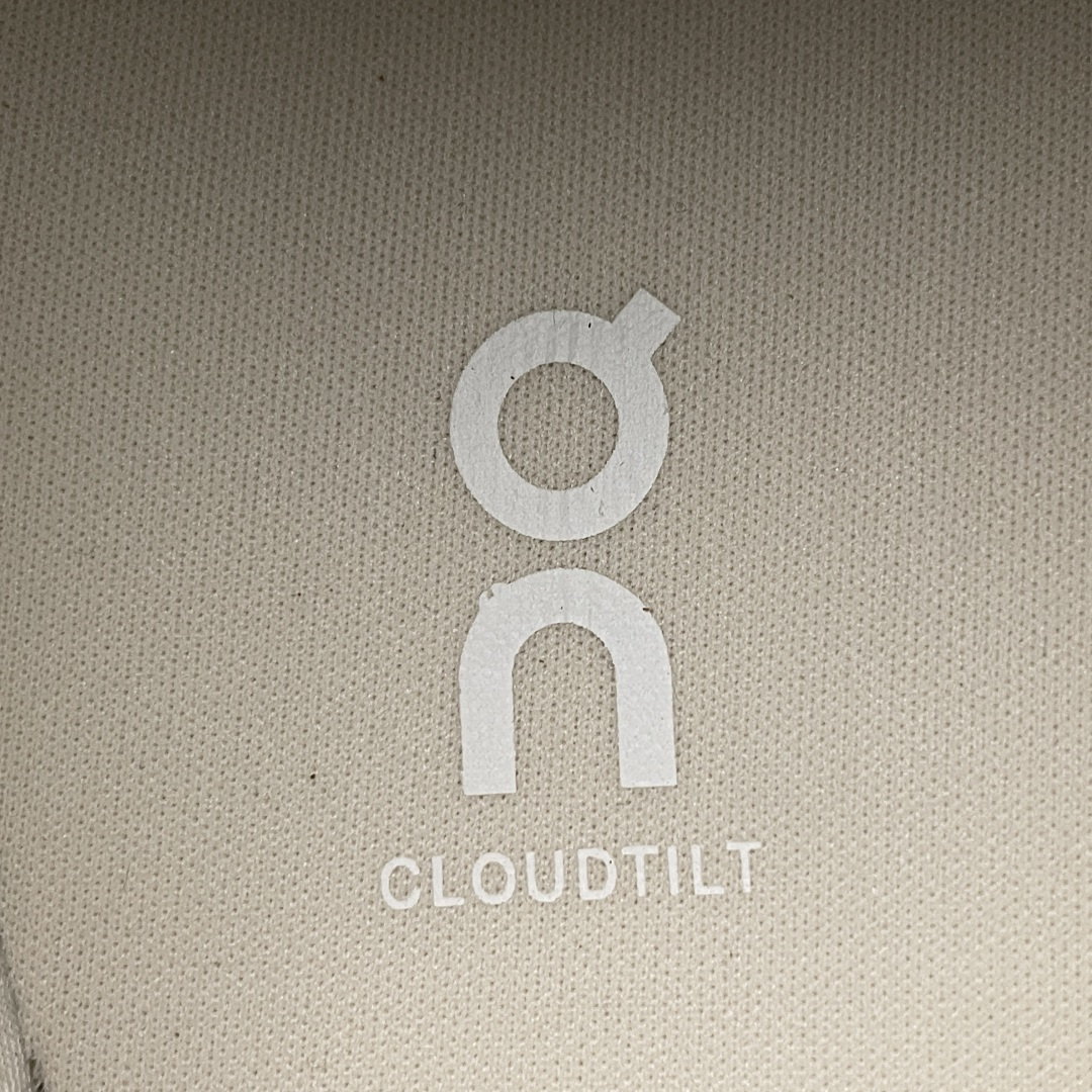 ON 昂跑 Cloudtilt 系列 鞋面采用一体成型布料 有弹性非常透气 鞋底是镂空设计 运用了CLO