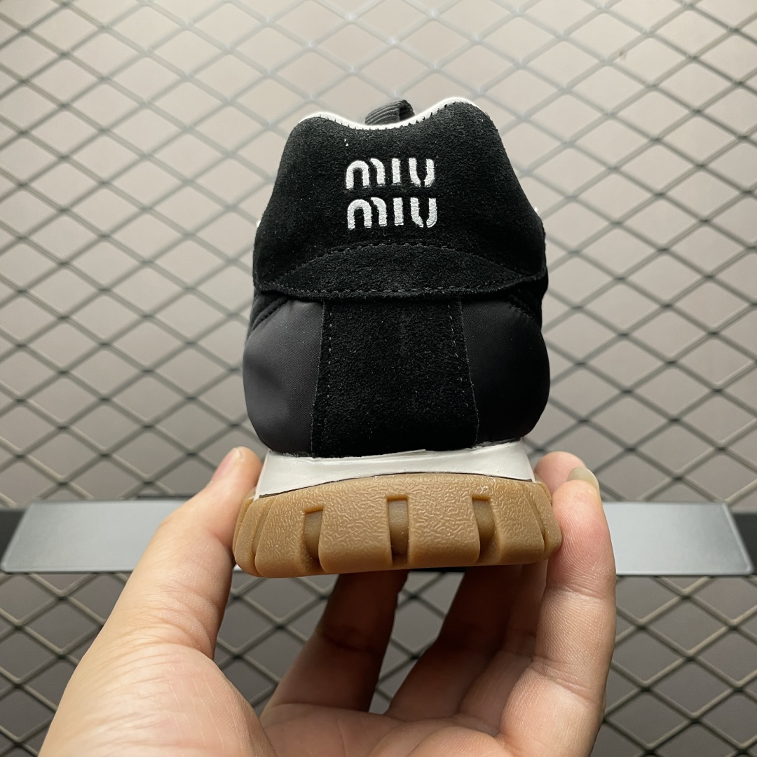 Miumiu 缪缪 26ss 早春新品科技面料 绒面小牛皮轮胎运动鞋魔术贴款凉鞋 该轮胎纹底结合了优雅和