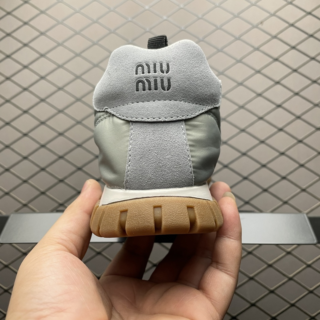 Miumiu 缪缪 26ss 早春新品科技面料 绒面小牛皮轮胎运动鞋魔术贴款凉鞋 该轮胎纹底结合了优雅和