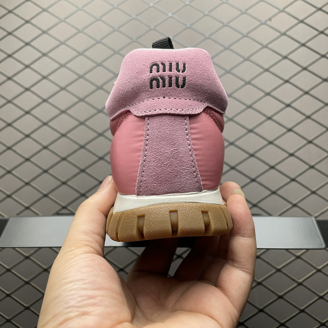 Miumiu 缪缪 26ss 早春新品科技面料 绒面小牛皮轮胎休闲鞋 该轮胎纹底结合了优雅和运动功能 动