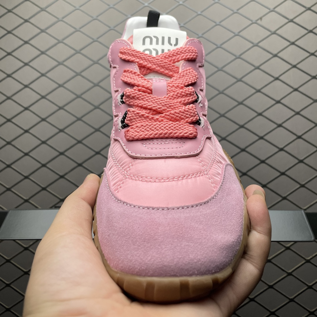 Miumiu 缪缪 26ss 早春新品科技面料 绒面小牛皮轮胎休闲鞋 该轮胎纹底结合了优雅和运动功能 动