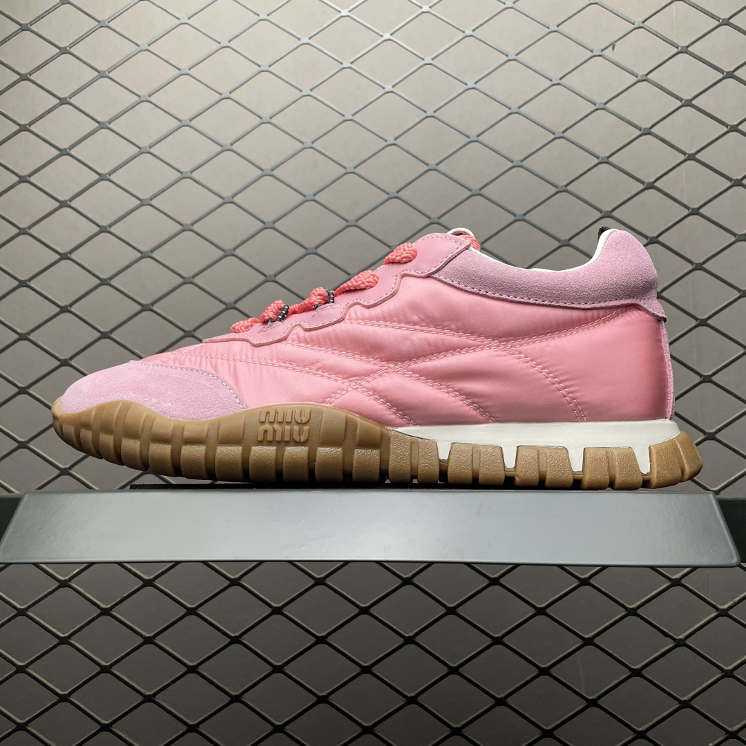Miumiu 缪缪 26ss 早春新品科技面料 绒面小牛皮轮胎休闲鞋 该轮胎纹底结合了优雅和运动功能 动