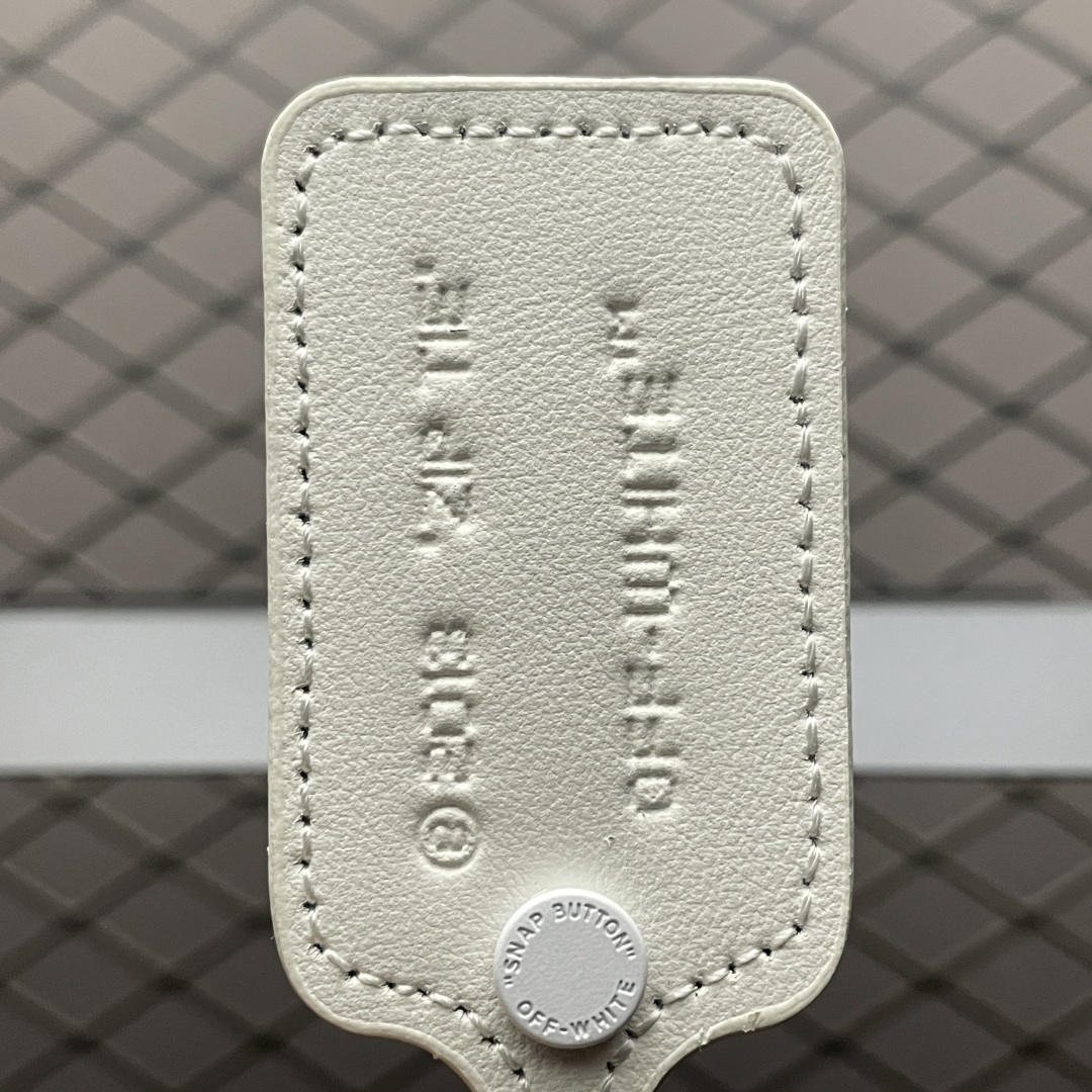 Off-White Out of Office 低帮复古休闲鞋 该款运动鞋单品有皮质制成饰有品牌标志性 