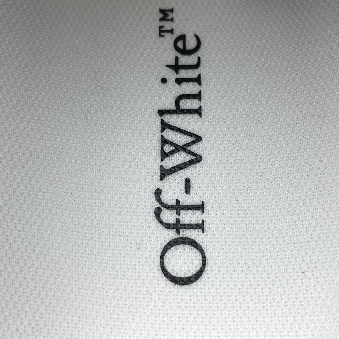 OFF-WHITE 3.0 Off Court 小牛皮 圆头系带 低帮休闲休闲鞋 标签的独特风格上脚就是