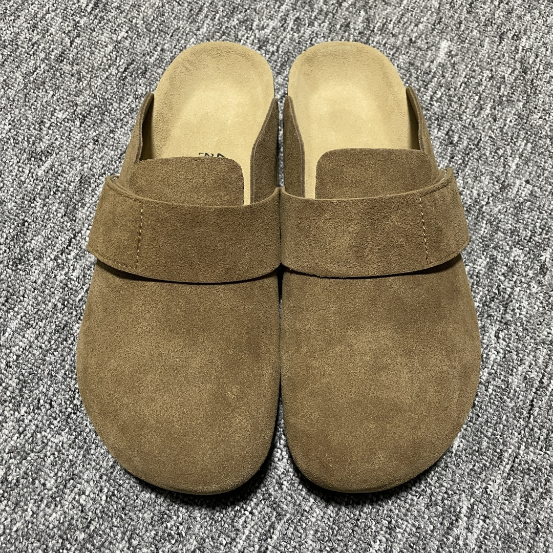 NO:954674,Pick up locally, core products at good prices Birkenstock, Loma, old money style, cowhide suede, cork bottom half pack casual slippers, the popular old money style, can add casual style to all kinds of casual or elegant looks, brushed cow leather, size 35 36 37 38 39 40 41 42 43 44 45  No. 26UEFF10,, birkenstock, slippers, cowhide19860909本地自取 核心主推好价 Birkenstock 博肯 Loma 老钱风 牛皮绒面革 软木底半包休闲拖鞋 时下大火的老钱风,可为各式休闲或优雅造型增添休闲风范 磨砂牛皮革 尺码35 36 37 38 39 40 41 42 43 44 45 编号26UEFF10,,birkenstock,slippers,cowhide,Men's shoes