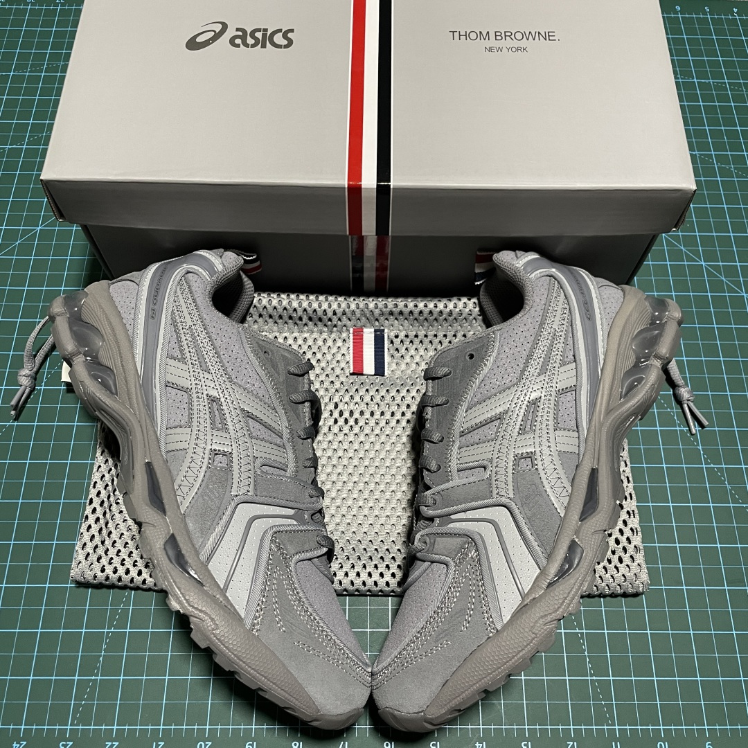 纯原 THOM BROWNE 汤姆·布朗 × Asics 亚瑟士 GEL-Kayano 14 联名款低帮运动休闲跑步鞋 纯原 THOM BROWNE 汤姆·布朗 × Asics 亚瑟士 GEL-Kayano 14 联名款低帮运动休闲跑步鞋