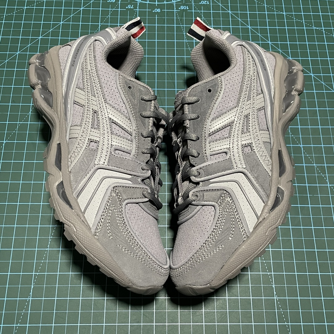 纯原 THOM BROWNE 汤姆·布朗 × Asics 亚瑟士 GEL-Kayano 14 联名款低帮运动休闲跑步鞋 纯原 THOM BROWNE 汤姆·布朗 × Asics 亚瑟士 GEL-Kayano 14 联名款低帮运动休闲跑步鞋