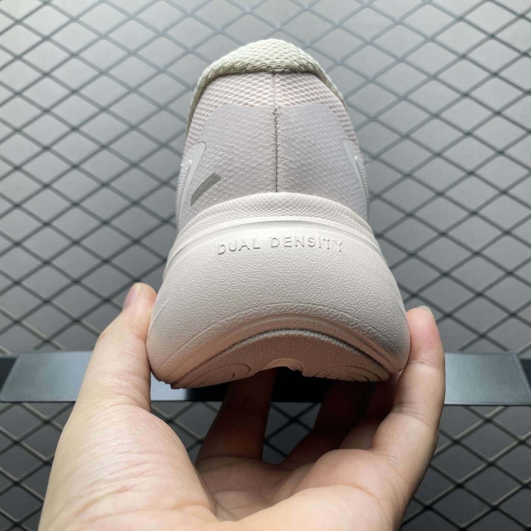 AD 阿迪 Dreamcushion 低帮休闲跑步鞋 KJ8099 尺码：36 36.5 37 38 38.5 39 4
