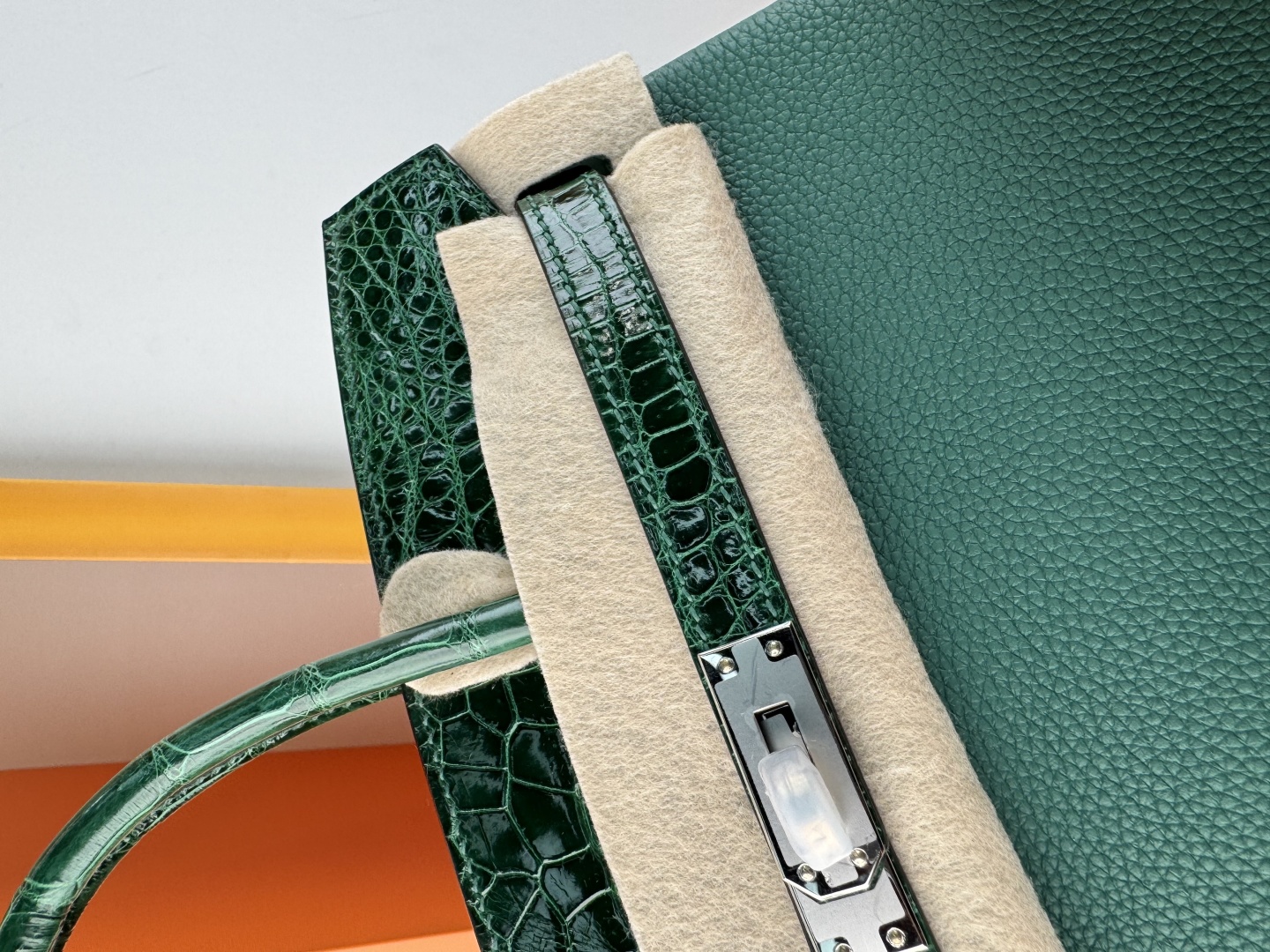 Emerald Green Birkin 25cm Togo Leather and Crocodile Skin Handbag 6 cmp i1749966033307 2770 0 5