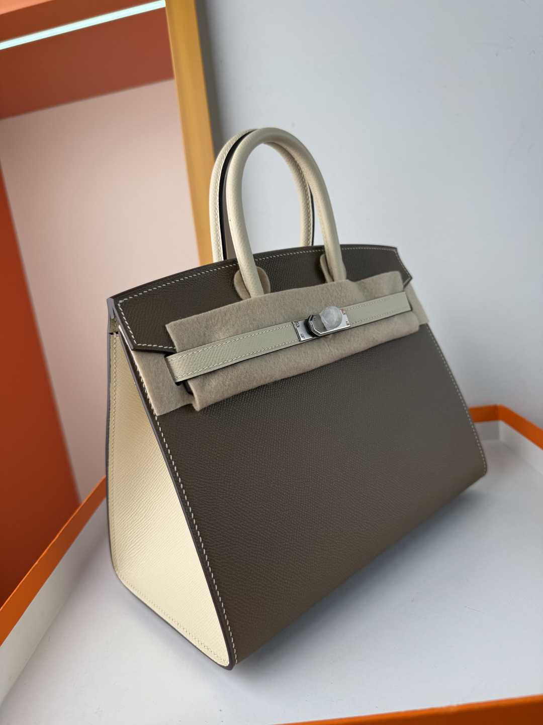 Birkin 铂金 25cm 外缝 原厂进口Epsom皮【大象灰/奶昔白】银扣 
专柜同步 全手工蜜蜡线缝制 纯钢五金 现货