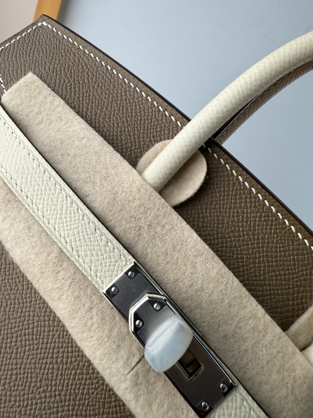 Birkin 铂金 25cm 外缝 原厂进口Epsom皮【大象灰/奶昔白】银扣 
专柜同步 全手工蜜蜡线缝制 纯钢五金 现货