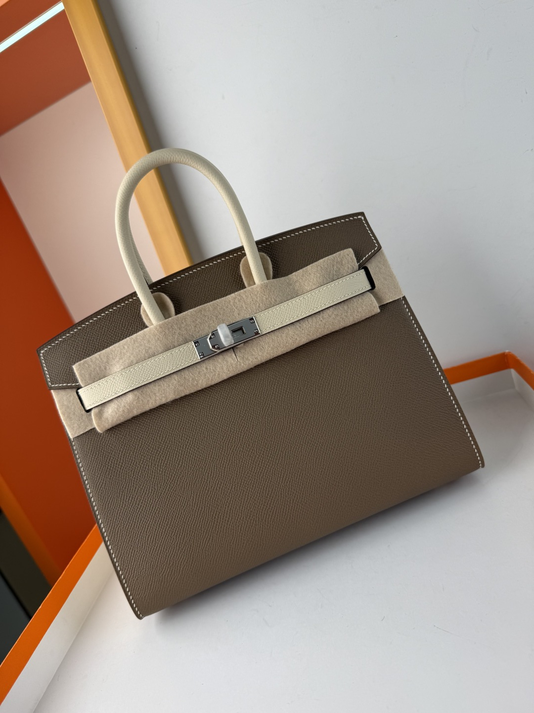 Birkin 铂金 25cm 外缝 原厂进口Epsom皮【大象灰/奶昔白】银扣 
专柜同步 全手工蜜蜡线缝制 纯钢五金 现货