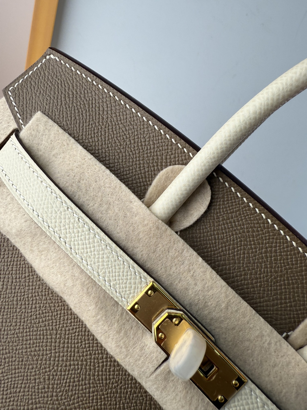 Birkin 铂金 25cm 外缝 原厂进口Epsom皮【大象灰/奶昔白】金扣 
专柜同步 全手工蜜蜡线缝制 纯钢五金 现货