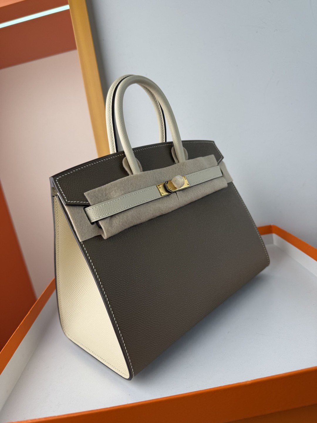 Birkin 铂金 25cm 外缝 原厂进口Epsom皮【大象灰/奶昔白】金扣 
专柜同步 全手工蜜蜡线缝制 纯钢五金 现货