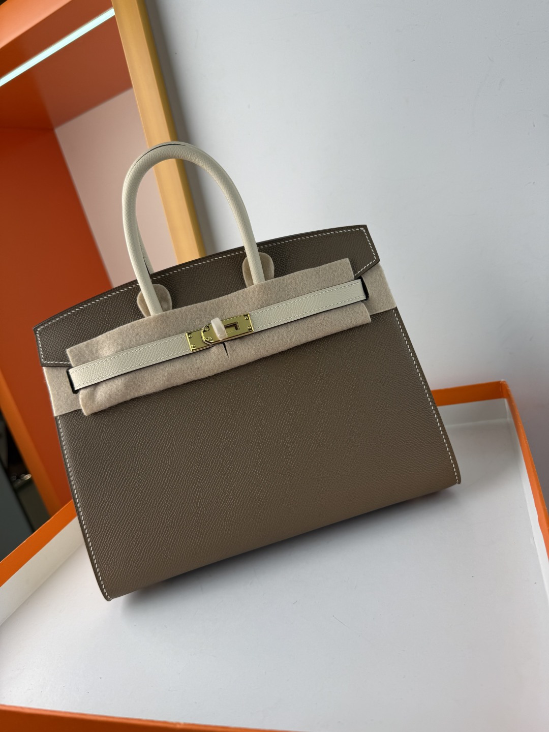 Birkin 铂金 25cm 外缝 原厂进口Epsom皮【大象灰/奶昔白】金扣 
专柜同步 全手工蜜蜡线缝制 纯钢五金 现货