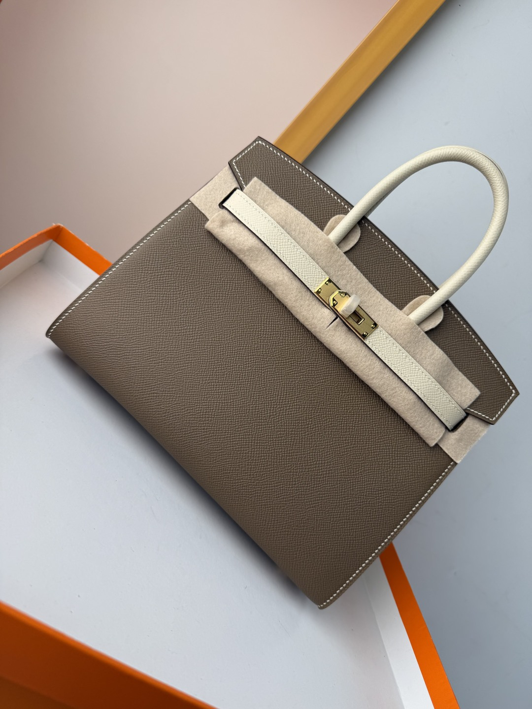 Birkin 铂金 25cm 外缝 原厂进口Epsom皮【大象灰/奶昔白】金扣 
专柜同步 全手工蜜蜡线缝制 纯钢五金 现货