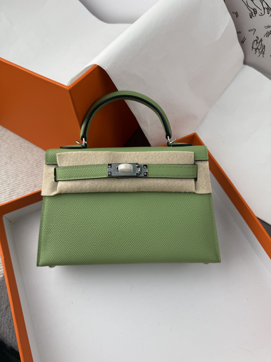 NO:717843,Kelly second generation 19cm original imported Esom leather [avocado green] silver buckle, hand-nailed, counter synchronized, fully hand-sewn with beeswax thread, pure steel hardware, in stock, Hermes, Hermes,19860909Kelly 二代 19cm 原厂进口Esom皮【牛油果绿】银扣 手工钉 专柜同步 全手工蜜蜡线缝制 纯钢五金 现货,爱马仕,hermes,Hermes,,Bag