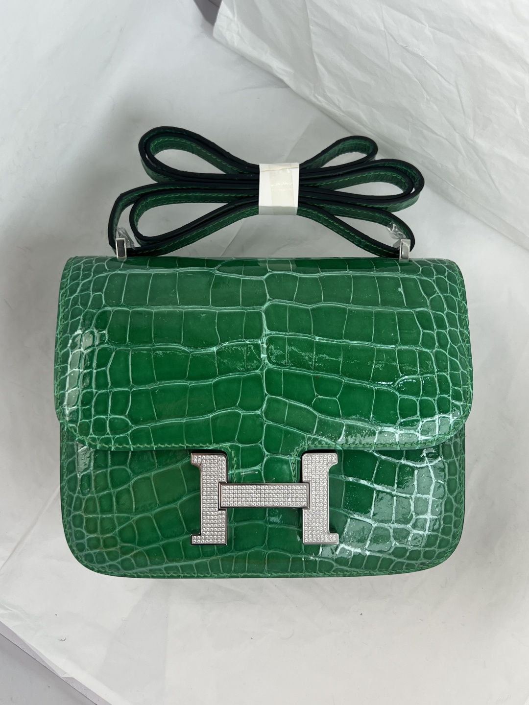 Сумка женская зеленая под крокодила с металлической фурнитурой Hermès