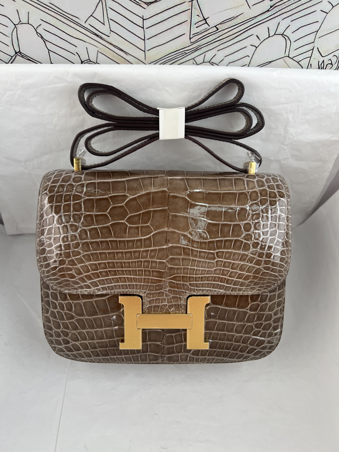 Сумка Constance 19 см, глянец крокодил, цвет табак, золото Hermès