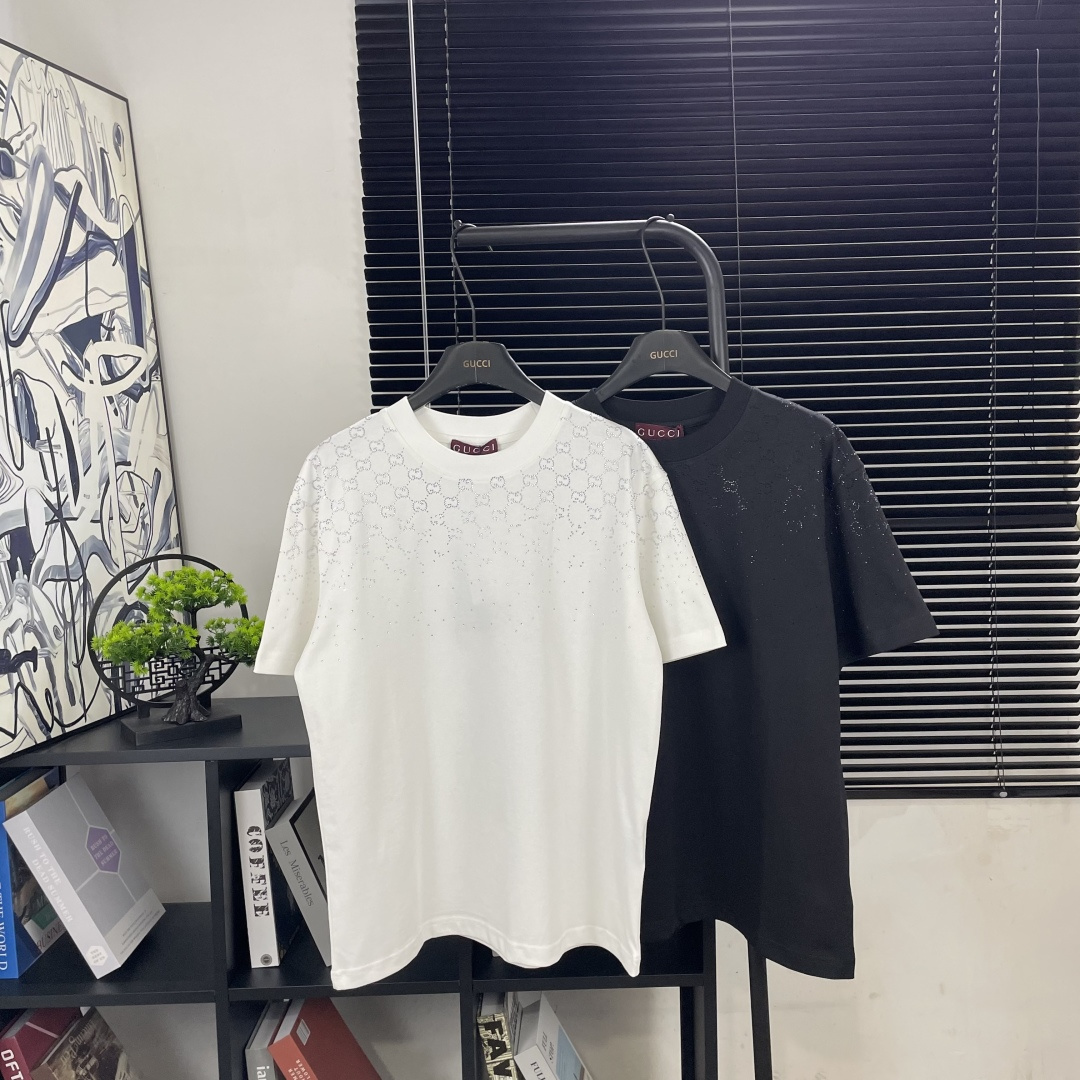 Gucci 款号:G946古驰官网新款半身满钻星河短袖T恤 面料- 采用300克双股精梳棉面料.索罗纳螺纹定织定染 工艺-手工烫钻官网同步 辅料- 全身定制辅料 黑色 白色