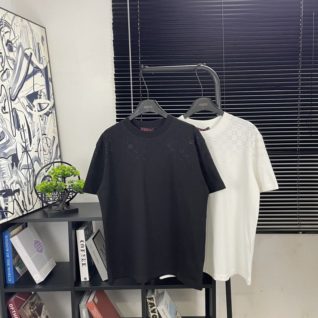 Gucci 款号:G946古驰官网新款半身满钻星河短袖T恤 面料- 采用300克双股精梳棉面料.索罗纳螺纹定织定染 工艺-手工烫钻官网同步 辅料- 全身定制辅料 黑色 白色