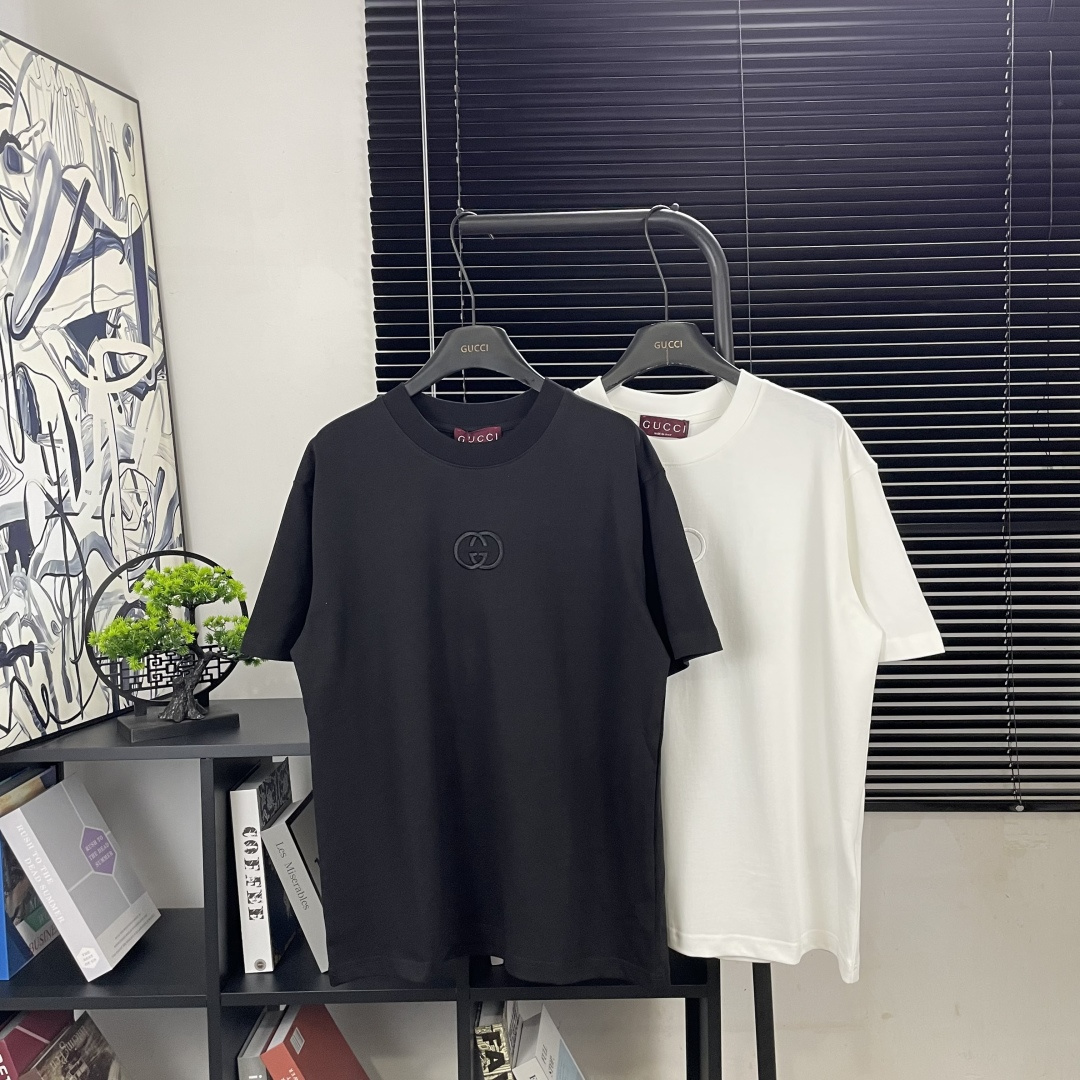 Gucci 款号:G942#古驰经典logo刺绣短袖T恤官网新款 面料- 采用320克双股精梳棉面料.索罗纳螺纹订织订染国标一级面料 工艺:采用日本进口(田岛)绣花机器,刺绣工艺以其卓越的性能、技术创新和高品质,在全球刺绣行业中占据领导地位 辅料:官网原版三标品牌袋子满印logo防潮纸合格证等最新辅料系列 颜色:黑色 白色