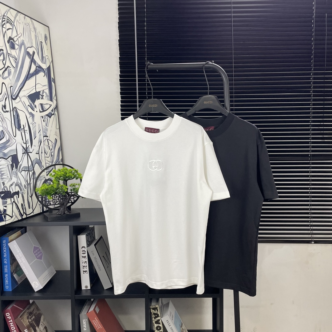 Gucci 款号:G942#古驰经典logo刺绣短袖T恤官网新款 面料- 采用320克双股精梳棉面料.索罗纳螺纹订织订染国标一级面料 工艺:采用日本进口(田岛)绣花机器,刺绣工艺以其卓越的性能、技术创新和高品质,在全球刺绣行业中占据领导地位 辅料:官网原版三标品牌袋子满印logo防潮纸合格证等最新辅料系列 颜色:黑色 白色