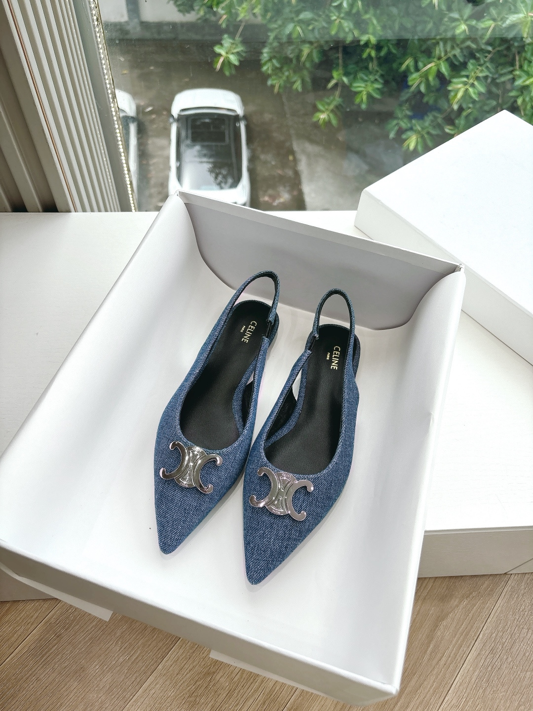 NO:266299,G039 purchasing grade CELINE 2025 super age-reducing girl style, a pair of overly beautiful Mary Jane shoes are very convenient to put on and take off. The soft patent leather fabric adds fashionableness. I want to use this shoe to eliminate the toughness of patent leather in everyone's heart. Not all patent leather is hard, this one is very soft. T-bar denim single shoes, very retro small leather shoes, really look super slim and super beautiful on the feet C home specific exquisite Arc de Triomphe logo, good to see, original upper denim, inner sheepskin, soles Italian cowhide, genuine leather outsole, size 35-39 (40 custom made, no return or exchange), sandals, celine, chanel, sandals, mary jane, cowhide, sheepskin, Leather soles19860909G039代购级CELINE 2025超级减龄的少女款,一双过分美丽的玛丽珍鞋穿脱很方便,柔软的漆皮面料加分时髦度,我要通过这款鞋消除漆皮在大家心里偏硬磨脚的芥蒂,并不是所有的漆皮都是偏硬的,这款就非常柔软.T-bar牛仔单鞋 非常复古的小皮鞋 上脚真的超级显瘦超级美 C家特定的精致凯旋门logo 好看到爆 鞋面原版牛仔 内里羊皮 鞋底意大利牛皮真皮大底 尺码35-39（40订做不退换）,凉鞋,celine,chanel,sandals,mary jane,cowhide,sheepskin,Leather soles,Women's Shoes