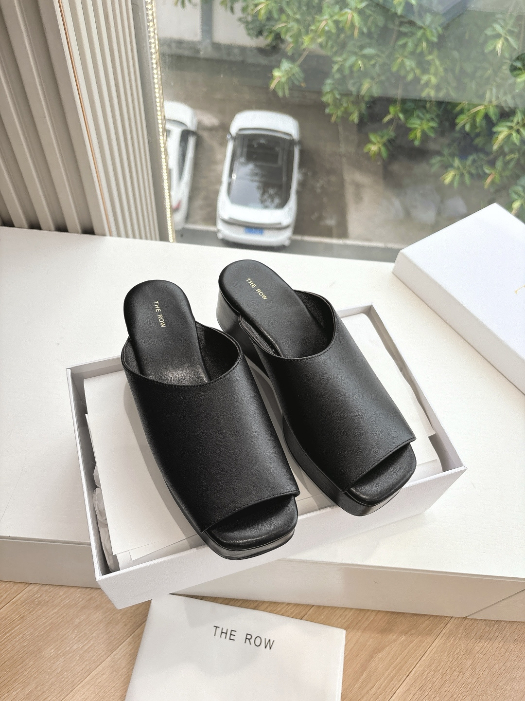 NO:266295,G319 What to See is What to Get TheRow Sandals and Slippers are simply the favorite of fashion experts. The new products of each season can firmly grasp everyone's eyes. This small heel continues the brand's usual minimalist style, with a simple and elegant design, revealing an intellectual and elegant temperament, with smooth and tension, and can easily control it for daily travel or special occasions, allowing you to instantly transform into a goddess of temperament. The pointed-toe design is really irresistible. It is clean and neat and fully open, not only perfectly modify the shape of the feet, but also has a retro and elegant charm, which makes people fall in love with it at a glance. Imported cowhide upper, imported cowhide inner footbed imported cowhide sole imported original sole size 35-39 (40 custom-made, no return or replacement), slippers, sandals, slippers, cowhide19860909G319所见即所得TheRow凉鞋拖鞋 简直是时尚达人们的心头好,每一季的新品都能牢牢抓住大家的眼球.这款小跟鞋延续了品牌一贯的极简风格,设计简洁大气,透露出一种知性优雅的气质,线条流畅而富有张力,无论是日常出行还是特殊场合,都能轻松驾驭,让你瞬间变身气质女神. 尖头设计,那真的是让人无法抗拒.它干净利落,气场全开,不仅能完美修饰脚型,还自带一种复古优雅的韵味,让人一眼就爱上. 鞋面进口牛皮 内里垫脚进口牛皮 鞋底进口原版鞋底 尺码35-39(40定制不退不换),拖鞋,sandals,slippers,cowhide,Women's Shoes