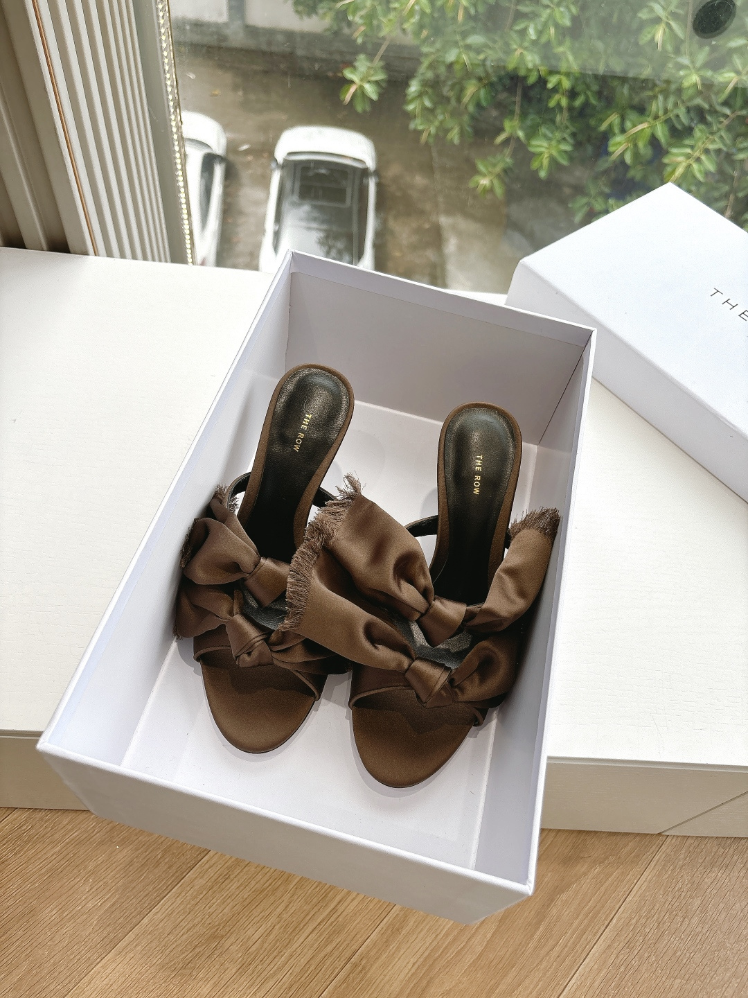 NO:266293,G319 What to See is What to Get TheRow Sandals and Slippers are simply the favorite of fashion experts. The new products of each season can firmly grasp everyone's eyes. This small heel continues the brand's usual minimalist style, with a simple and elegant design, revealing an intellectual and elegant temperament, with smooth and tension, and can easily control it for daily travel or special occasions, allowing you to instantly transform into a goddess of temperament. The pointed-toe design is really irresistible. It is clean and neat, with a fully open aura, not only perfectly modifying the shape of the feet, but also has a retro and elegant charm, which makes people fall in love with it at a glance. Imported original material of upper, imported inner footbed imported cowhide, imported soles, imported original soles, size 35-39 (40 customization, no return or replacement), high heels, high heels, slippers, cowhide19860909G319所见即所得TheRow凉鞋拖鞋 简直是时尚达人们的心头好,每一季的新品都能牢牢抓住大家的眼球.这款小跟鞋延续了品牌一贯的极简风格,设计简洁大气,透露出一种知性优雅的气质,线条流畅而富有张力,无论是日常出行还是特殊场合,都能轻松驾驭,让你瞬间变身气质女神. 尖头设计,那真的是让人无法抗拒.它干净利落,气场全开,不仅能完美修饰脚型,还自带一种复古优雅的韵味,让人一眼就爱上. 鞋面进口原版材质 内里垫脚进口牛皮 鞋底进口原版鞋底 尺码35-39(40定制不退不换),高跟鞋拖鞋,sandals,high heels,slippers,cowhide,Women's Shoes