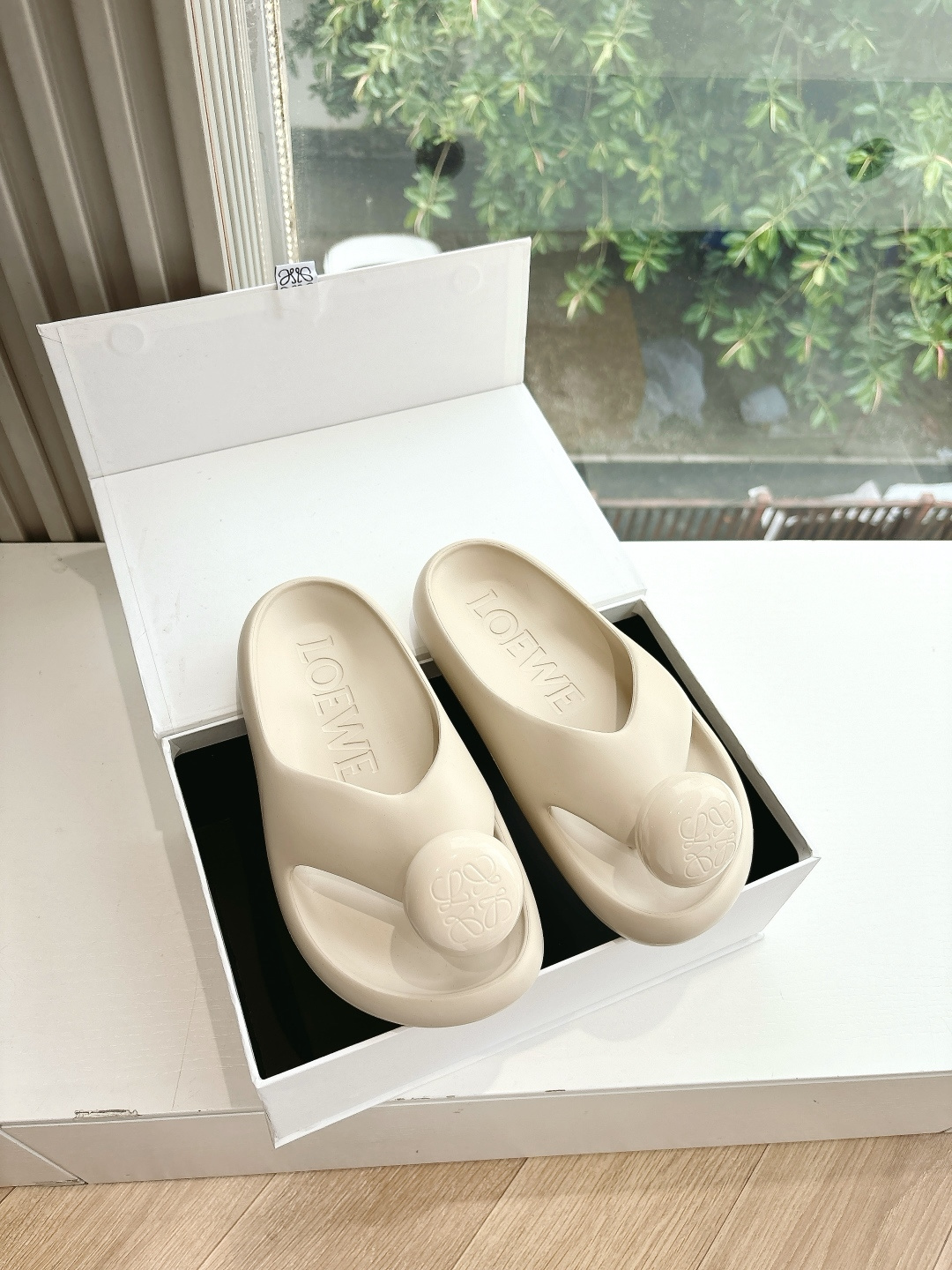NO:266285,G4017Loewe Loewe Bread Slippers The design is super cute, the chubby feeling, the color scheme is also eye-catching, the summer refreshing style, the original mold material 35-40, split-toe shoes, loewe, loewe, slippers19860909G4017Loewe罗意威面包拖鞋 设计超可爱 胖乎乎的感觉 配色也很吸睛 夏日清爽风 原版模具材质 35-40,分趾鞋,loewe,loewe,slippers,Women's Shoes