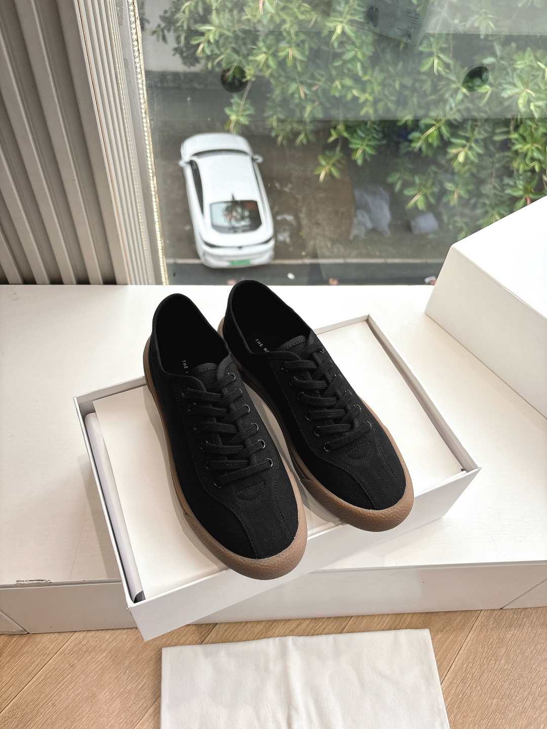 NO:266283,G129 WYSIWYG TheRow lace-up canvas shoes casual shoes are simply the favorite of fashion experts. The new products of each season can firmly grasp everyone's eyes. This small heel shoes continue the brand's usual minimalist style, with a simple and elegant design, revealing an intellectual and elegant temperament, smooth and tense lines, and can be easily controlled for daily travel or special occasions, allowing you to instantly transform into a goddess of temperament. The pointed-toe design is really irresistible. It is clean and neat, with a fully open aura, not only perfectly modifying the shape of the feet, but also has a retro and elegant charm, which makes people fall in love with it at a glance. Imported canvas on the upper, imported cowhide with foot pads, imported cowhide soles imported original soles Size 35-39 (40 customization, no return or replacement), casual shoes/sports shoes, sneakers, cowhide19860909G129所见即所得TheRow系带帆布鞋休闲单鞋 简直是时尚达人们的心头好,每一季的新品都能牢牢抓住大家的眼球.这款小跟鞋延续了品牌一贯的极简风格,设计简洁大气,透露出一种知性优雅的气质,线条流畅而富有张力,无论是日常出行还是特殊场合,都能轻松驾驭,让你瞬间变身气质女神. 尖头设计,那真的是让人无法抗拒.它干净利落,气场全开,不仅能完美修饰脚型,还自带一种复古优雅的韵味,让人一眼就爱上. 鞋面进口帆布 内里垫脚进口牛皮 鞋底进口原版鞋底 尺码35-39(40定制不退不换),休闲鞋/运动鞋,sneakers,cowhide,Women's Shoes