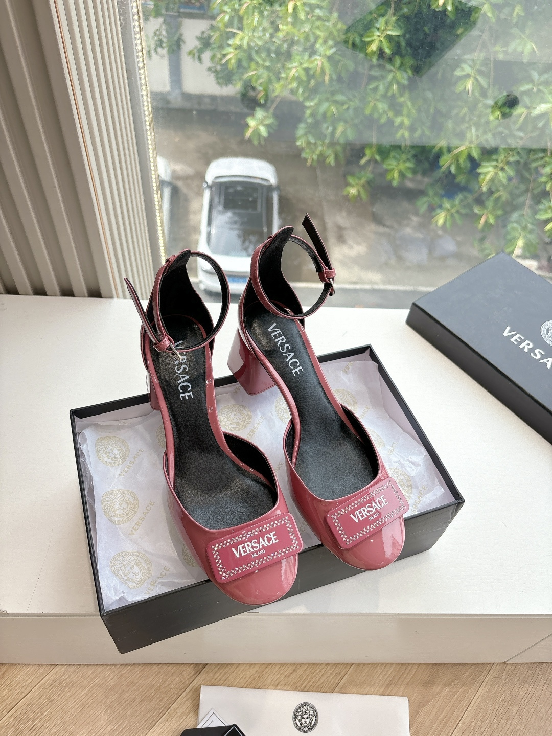 NO:406571,G126 WYSIWYG Versace Co-branded Series (High Version) Versace Du Meisha Head & Ao Diamond with F-shaped three-dimensional heel high-heel sandals single shoes with super popular joint show at home and abroad YB unanimous one-to-one original mold opening independent mold opening high-end heavy industry gold F-shaped three-dimensional heel, official first release, a large number of celebrity celebrity grass planting grass, Ao Diamond brilliantly shows such outstanding beauty, which makes people unforgettable!  Go material, upper, imported patent leather, inner imported sheepskin, sole, cowhide, outsole, size 35-40 (40.41 custom, no return or exchange) Packaging, full set of original packaging (only change the code, no change), sandals, versace, versace, sandals, cowhide, sheepskin19860909G126所见即所得Versace联名系列（高版本）范思哲杜美莎人头&奥钻搭配F形立体鞋跟高跟凉鞋单鞋海内外热度超高的联名秀款 YB一致一比一原版开模独立开模高级重工金色F形立体鞋跟, 官方首发 ,大量明星网红种草,奥钻璀璨出如此出众的美,让人过目不忘！ Go 材质 鞋面 进口漆皮 内里进口羊皮 鞋底 牛皮大底 码数 35-40(40.41定制不退换） 包装 全套原版包装(只换码不换款),凉鞋,versace,versace,sandals,cowhide,sheepskin,Women's Shoes