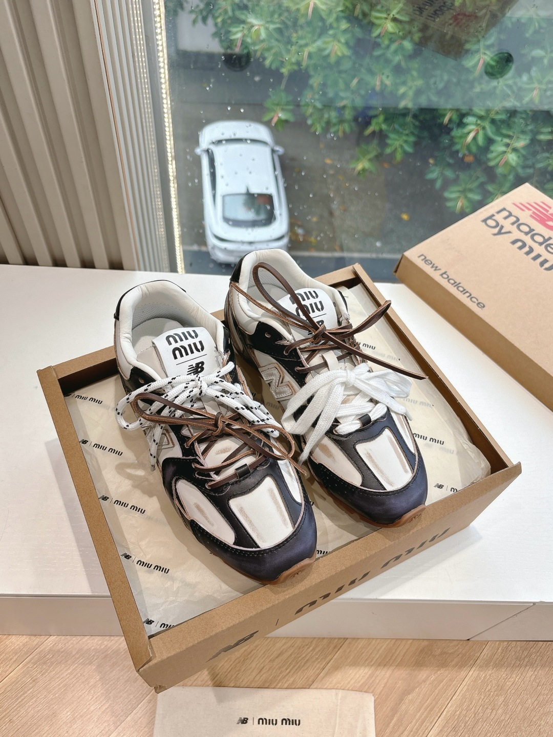 NO:406609,G261 What you see is what you get Purchase level Miu Miu 25ss Spring and summer new style Square round toe loafers loafers paired with uniforms are popular on American campuses. In order to protest the school's uniform regulations, students embedded a coin into the groove of the leather strap on the shoe body, and then gradually evolved into a thick-soled lace-up British style miumiu Spring and summer new style. The detailed design stands out among a number of loafers. The overall shoe shape is round and delicate, not heavy at all, and can completely expose the ankles, which is called the proportion of the leg lines. A lucky penny $ is embedded in the middle of the upper, which is retro and fashionable. The overall shoe shape is round and delicate, not heavy at all, and can completely expose the ankles, which is called the proportion of the leg lines. The imported cowhide color of fabric (every pair is unique) inner lily  Sole original sole Size#35-40 (40 custom made without return or exchange), casual shoes/sports shoes, miumiu, loafers, sneakers, cowhide19860909G261所见即所得 代购级别Miu Miu 25ss 缪缪春夏新款 方圆头 乐福鞋乐福鞋搭配制服,风行美国校园.学生为抗议校内着制服的规定,便将一枚硬币嵌入鞋身皮革饰带的凹槽,后逐渐演变为厚底系带英伦风 miumiu 春夏新款,细节的设计在一众乐福鞋中脱颖而出,整体鞋型圆滑秀气,一点不笨重,可以完全露出脚踝处,称得腿部线条比例较好 鞋面中间皮革凹槽处嵌入了一枚lucky便士$,戳人的细节复古又时髦 整体鞋型圆滑秀气,一点不笨重,可以完全露出脚踝处,称得腿部线条比例较好. 面料进口牛皮擦色(每一双都独一无二) 内里皮里 鞋底原版鞋底 Size#35-40（40订做不退换）,休闲鞋/运动鞋,miumiu,loafers,sneakers,cowhide,Women's Shoes