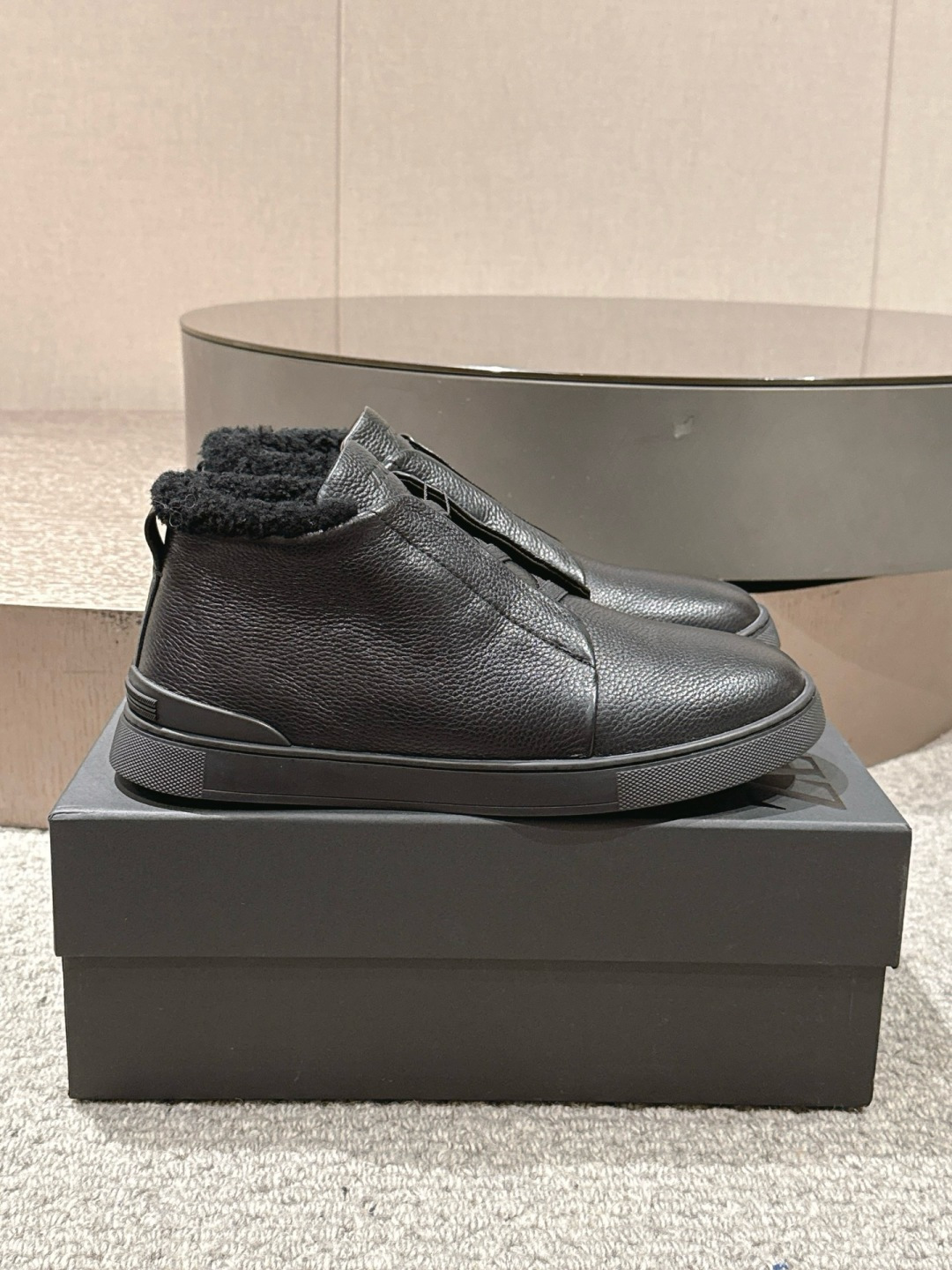 NO:646864,G229 Wu Lei star's same model ZEGNA Zegna 25 autumn and winter new high-top men's genuine wool-lined casual shoes, fur boots, wool shoes, cotton shoes, leather shoes, white shoes TripleStit men's slip-on luxury casual shoes, white shoes, men's shoes, original version 1 to 1!  The first layer of fabric is matte cowhide, the lining is genuine wool, the size is 39-46 (customized at 39.45/46.47). Please note the size of leather shoes. Please note that custom-made non-standard private messages, casual shoes/sneakers, zegna, boots, sneakers, cowhide are available.19860909G229吴磊明星同款ZEGNA杰尼亚25秋冬新款高帮男士真羊毛里休闲鞋毛靴毛鞋棉鞋,皮鞋小白鞋 TripleStit男一脚蹬套穿奢华休闲鞋板鞋小白鞋男鞋皮鞋,原版一比一！ 面料头层牛皮磨砂 内里真羊毛里 码数39-46（39.45/46.47定做） 本款是皮鞋尺码注意哟 注可定做无标私聊,休闲鞋/运动鞋,zegna,boots,sneakers,cowhide,Women's Shoes